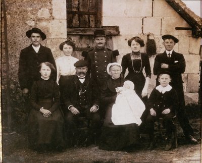 Bauernfamilie aus der Sarthe-Region bei einer Taufe, Ende des 19. Jahrhunderts von French Photographer